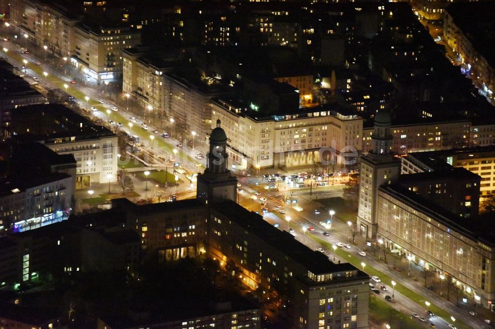 Berlin bei Nacht von oben - Nachtluftbild vom Frankfurter Tor in Berlin