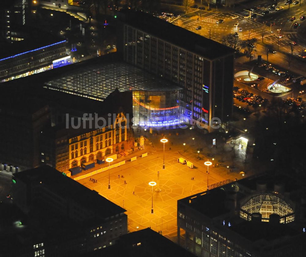 Nachtluftbild Dortmund - Nachtluftbild vom Friedensplatz mit Altem Stadthaus und Berswordthalle in Dortmund - Nordrhein-Westfalen / NW