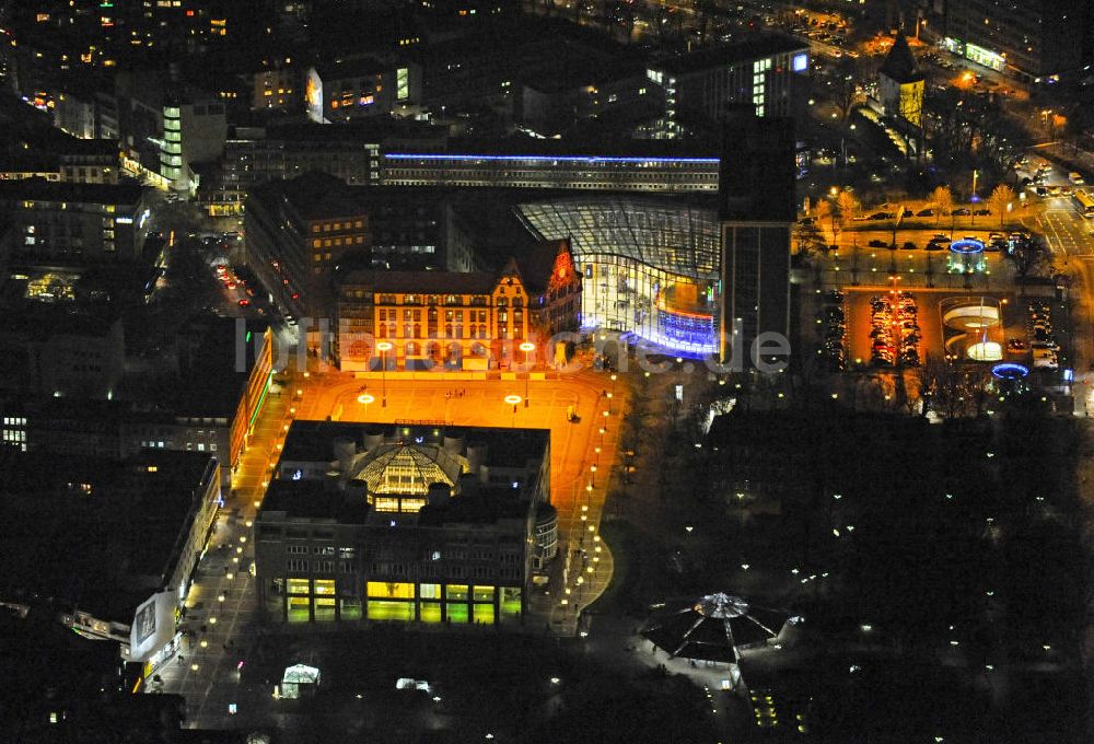 Dortmund bei Nacht aus der Vogelperspektive: Nachtluftbild vom Friedensplatz mit Altem Stadthaus und Berswordthalle in Dortmund - Nordrhein-Westfalen / NW