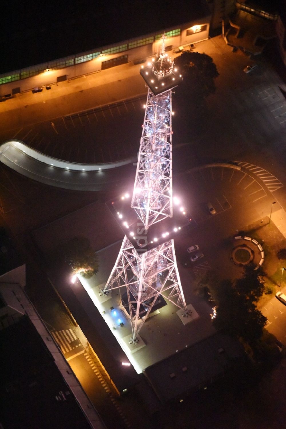 Nacht-Luftaufnahme Berlin - Nachtluftbild vom Funkturm im Stadtteil Charlottenburg in Berlin