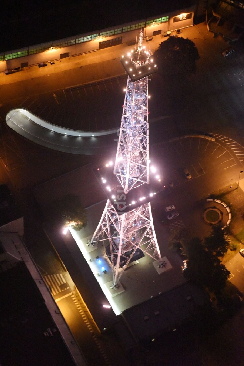 Berlin bei Nacht von oben - Nachtluftbild vom Funkturm im Stadtteil Charlottenburg in Berlin