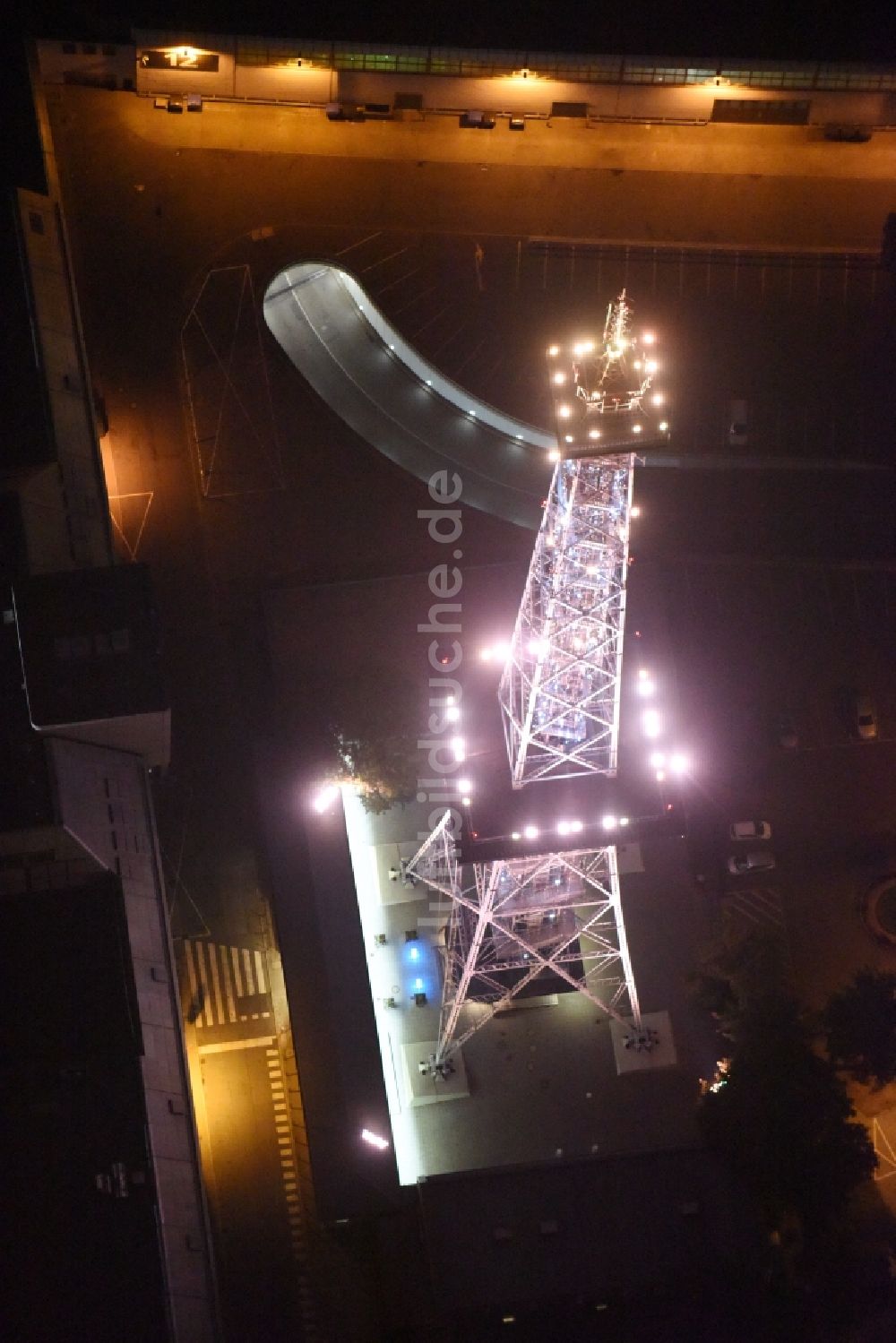 Berlin bei Nacht aus der Vogelperspektive: Nachtluftbild vom Funkturm im Stadtteil Charlottenburg in Berlin