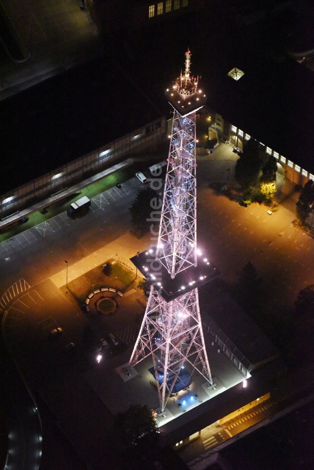 Nacht-Luftaufnahme Berlin - Nachtluftbild vom Funkturm im Stadtteil Charlottenburg in Berlin