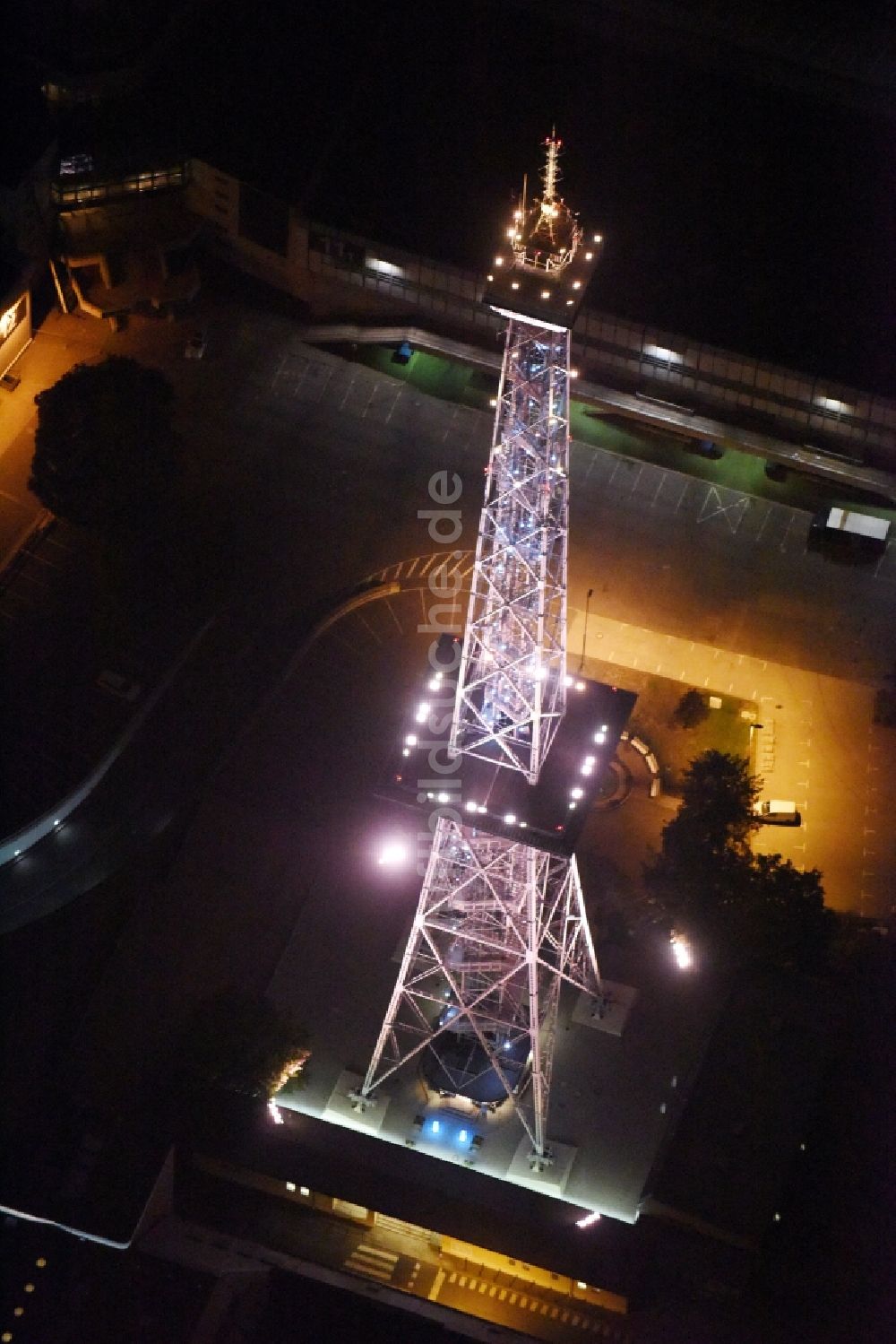 Berlin bei Nacht von oben - Nachtluftbild vom Funkturm im Stadtteil Charlottenburg in Berlin