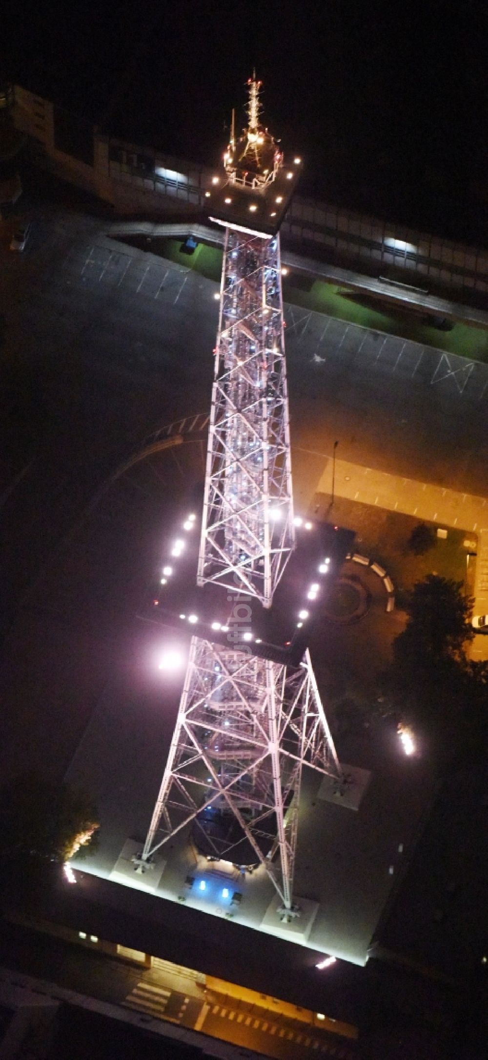 Berlin bei Nacht aus der Vogelperspektive: Nachtluftbild vom Funkturm im Stadtteil Charlottenburg in Berlin