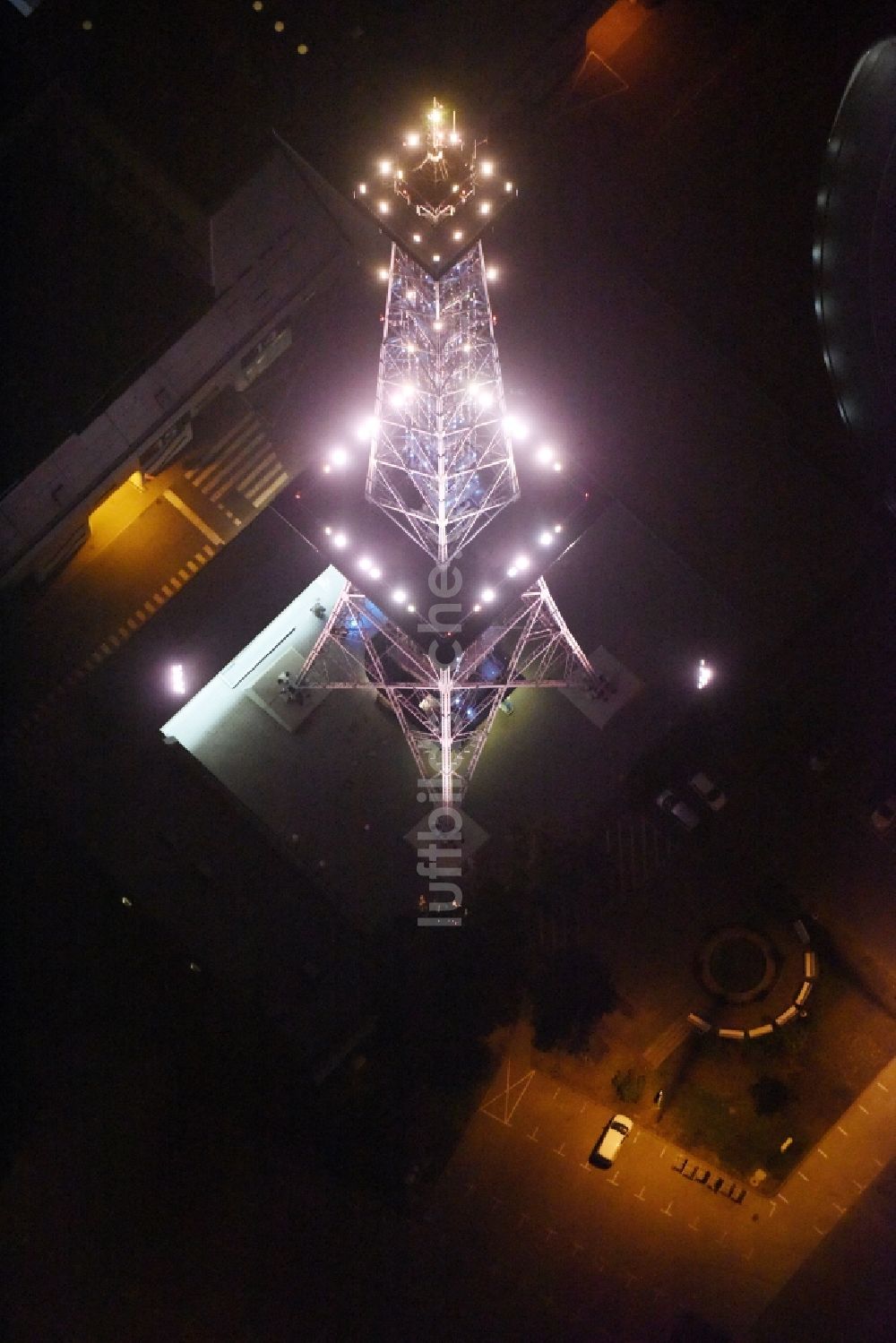 Berlin bei Nacht von oben - Nachtluftbild vom Funkturm im Stadtteil Charlottenburg in Berlin