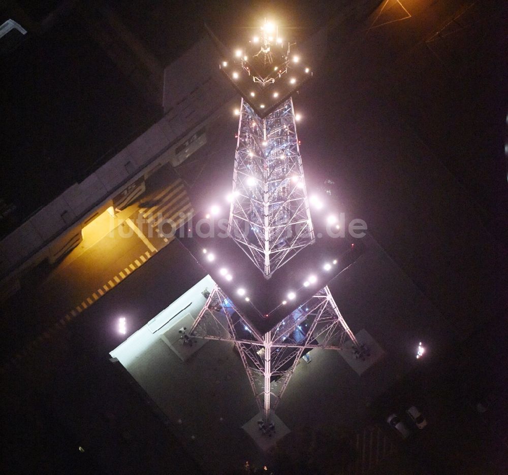 Berlin bei Nacht aus der Vogelperspektive: Nachtluftbild vom Funkturm im Stadtteil Charlottenburg in Berlin