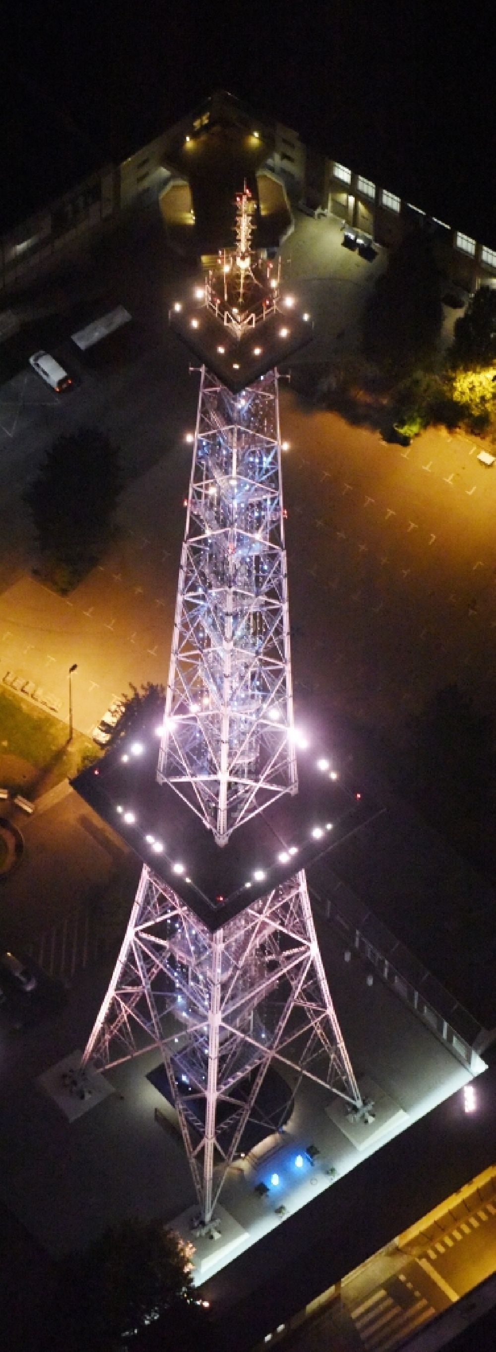 Berlin bei Nacht von oben - Nachtluftbild vom Funkturm im Stadtteil Charlottenburg in Berlin