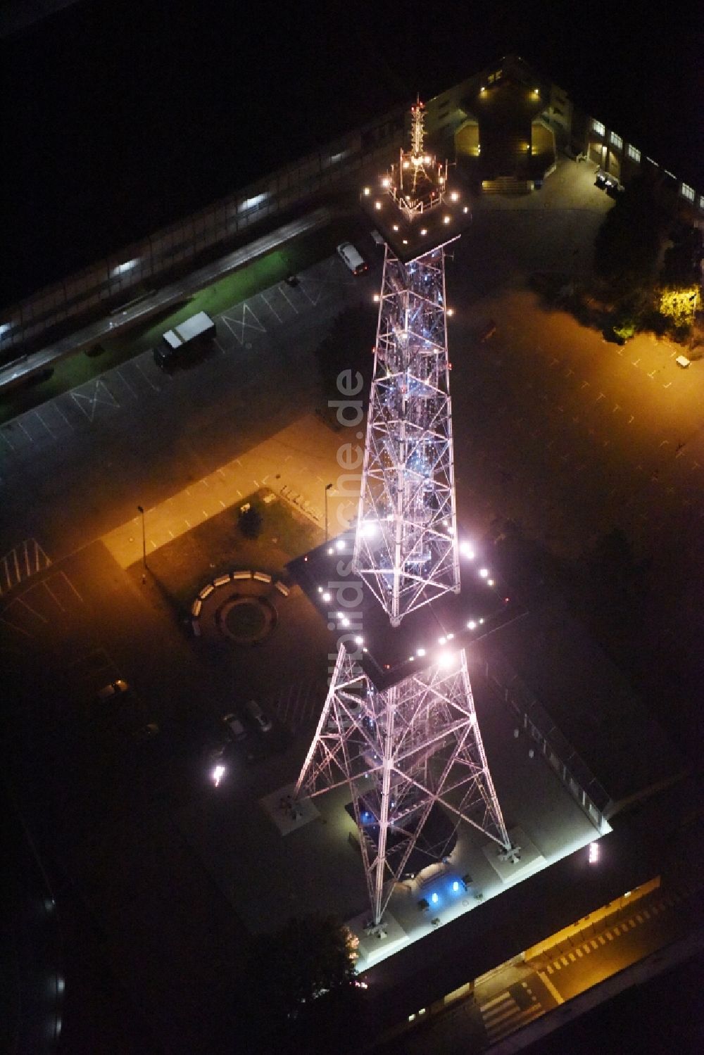 Berlin bei Nacht aus der Vogelperspektive: Nachtluftbild vom Funkturm im Stadtteil Charlottenburg in Berlin