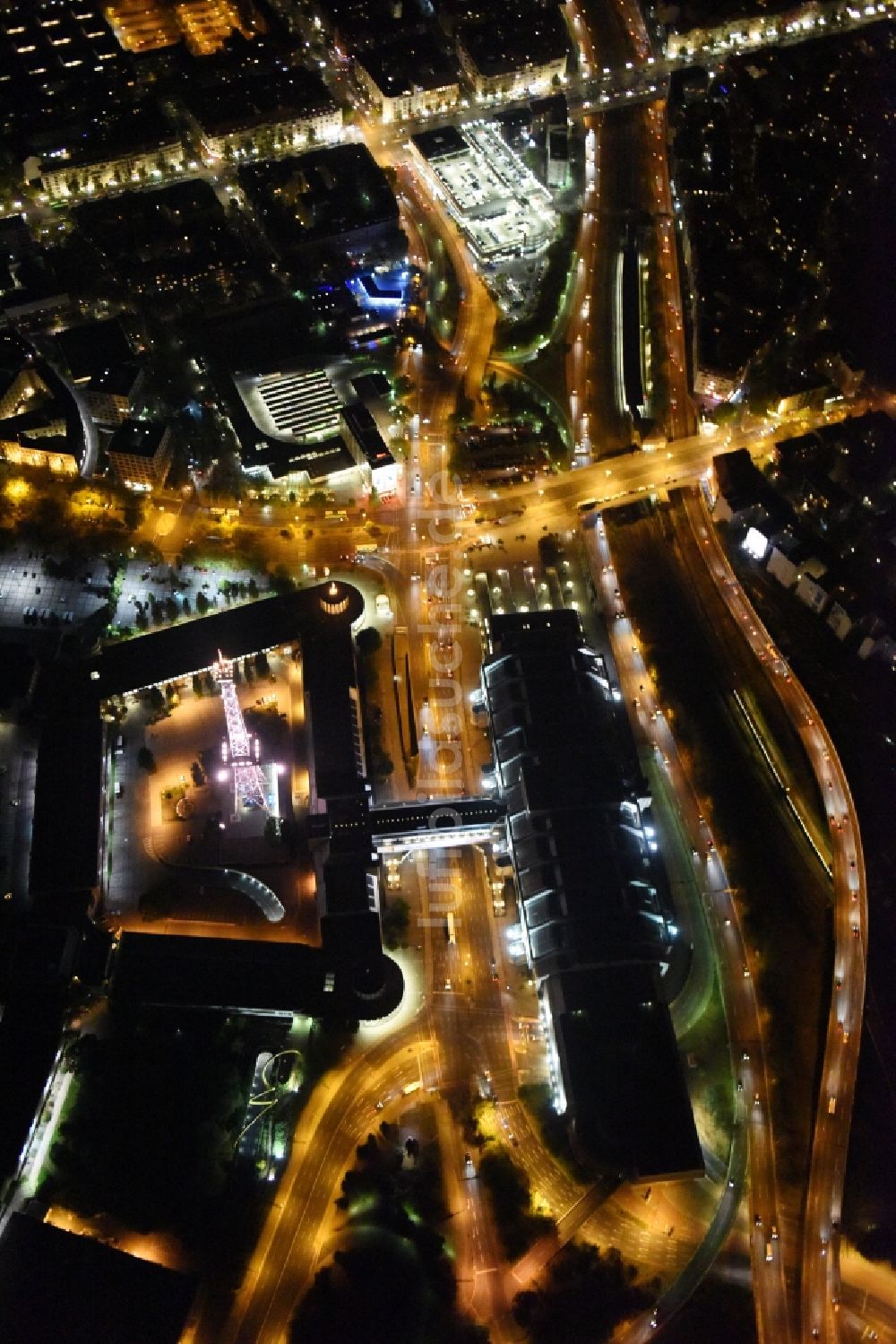 Berlin bei Nacht von oben - Nachtluftbild vom Funkturm im Stadtteil Charlottenburg in Berlin