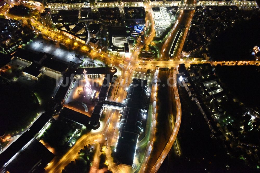 Berlin bei Nacht aus der Vogelperspektive: Nachtluftbild vom Funkturm im Stadtteil Charlottenburg in Berlin