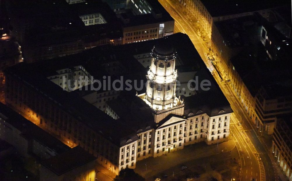 Berlin bei Nacht aus der Vogelperspektive: Nachtluftbild vom Gebäude des Alte n Stadthaus an der Jüdenstraße in Berlin