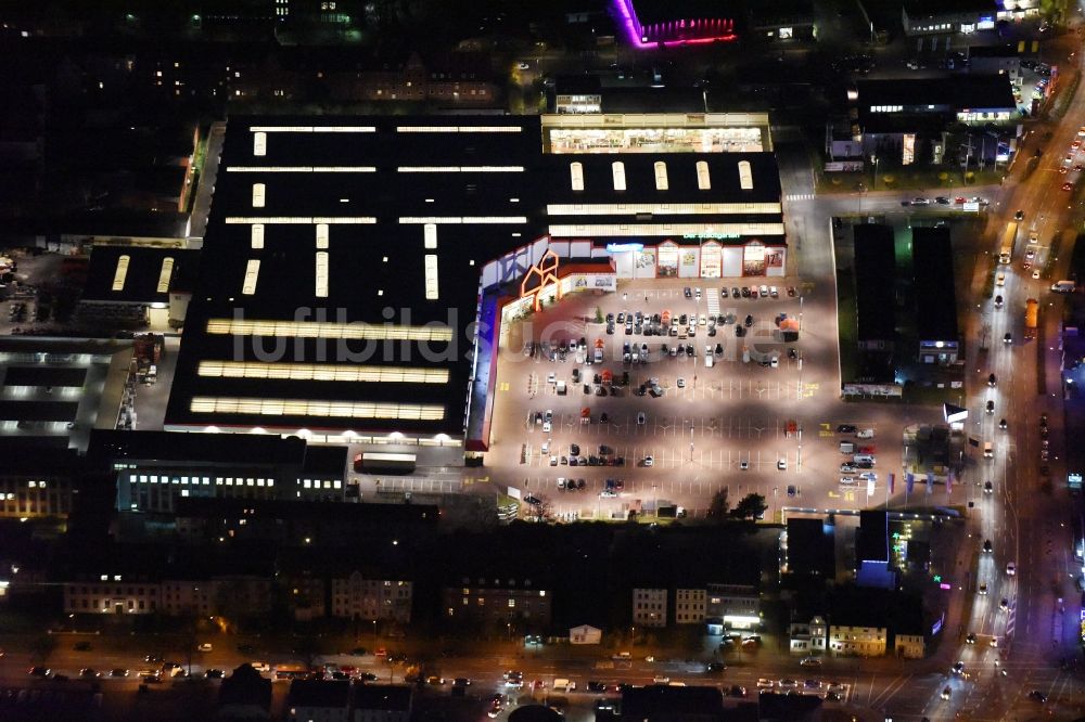 Lübeck bei Nacht von oben - Nachtluftbild vom Gebäude des Baumarktes Bauhaus Lübeck im Ortsteil Sankt Lorenz Nord in Lübeck im Bundesland Schleswig-Holstein