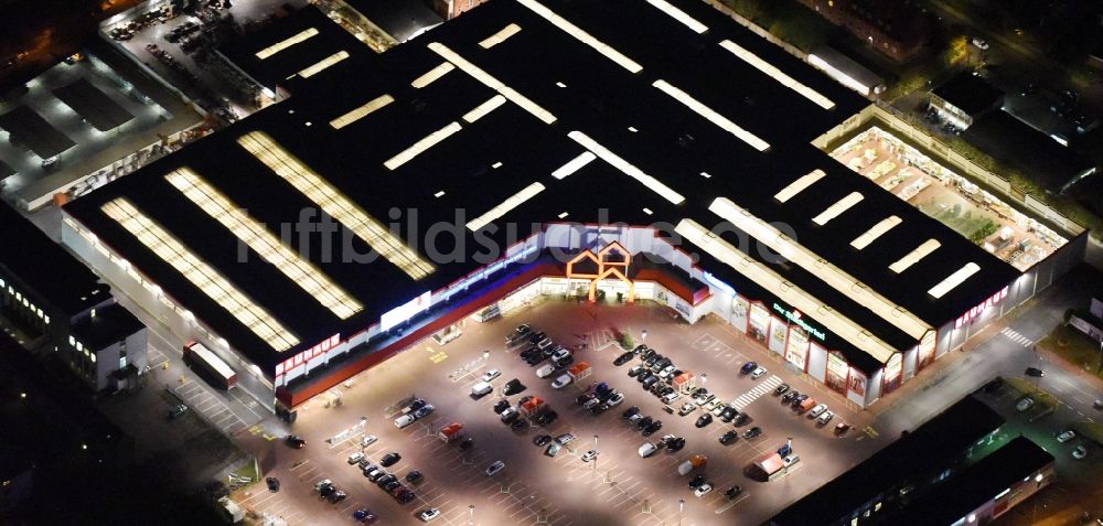 Nachtluftbild Lübeck - Nachtluftbild vom Gebäude des Baumarktes Bauhaus Lübeck im Ortsteil Sankt Lorenz Nord in Lübeck im Bundesland Schleswig-Holstein