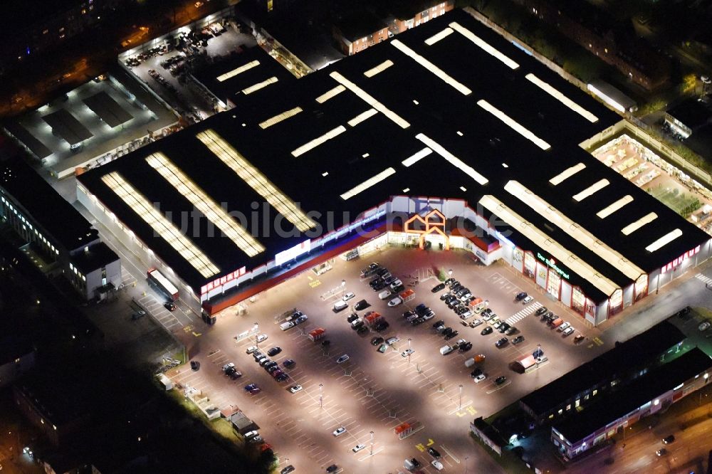 Lübeck bei Nacht von oben - Nachtluftbild vom Gebäude des Baumarktes Bauhaus Lübeck im Ortsteil Sankt Lorenz Nord in Lübeck im Bundesland Schleswig-Holstein