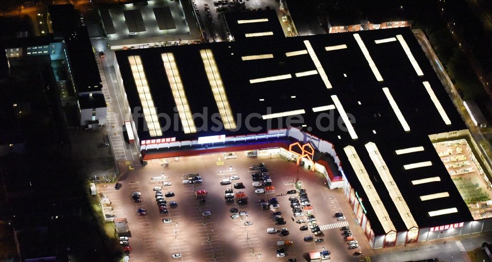 Lübeck bei Nacht aus der Vogelperspektive: Nachtluftbild vom Gebäude des Baumarktes Bauhaus Lübeck im Ortsteil Sankt Lorenz Nord in Lübeck im Bundesland Schleswig-Holstein