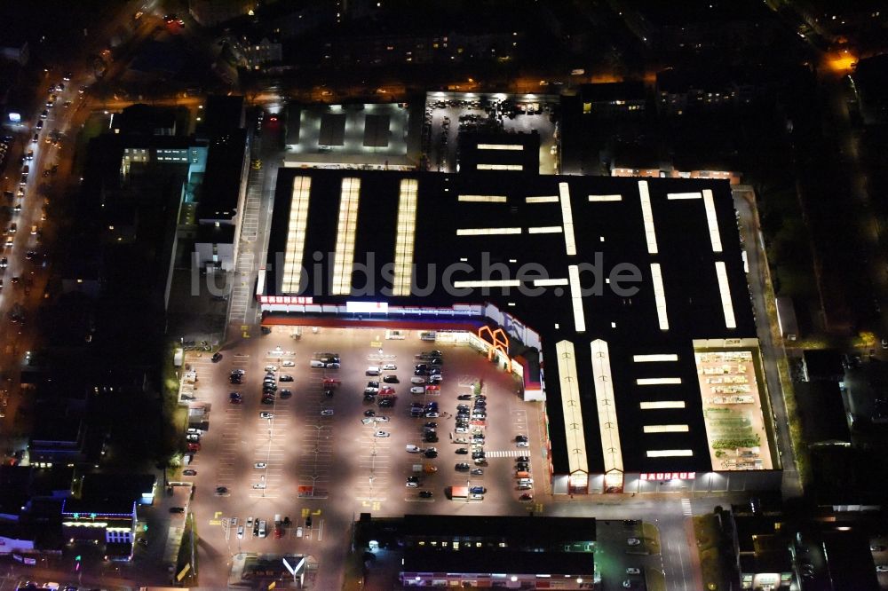 Nacht-Luftaufnahme Lübeck - Nachtluftbild vom Gebäude des Baumarktes Bauhaus Lübeck im Ortsteil Sankt Lorenz Nord in Lübeck im Bundesland Schleswig-Holstein