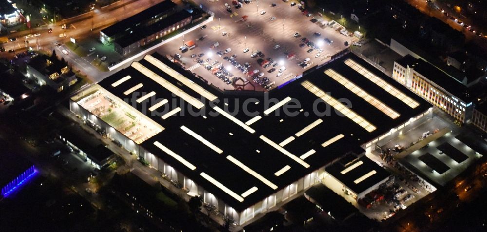 Lübeck bei Nacht von oben - Nachtluftbild vom Gebäude des Baumarktes Bauhaus Lübeck im Ortsteil Sankt Lorenz Nord in Lübeck im Bundesland Schleswig-Holstein