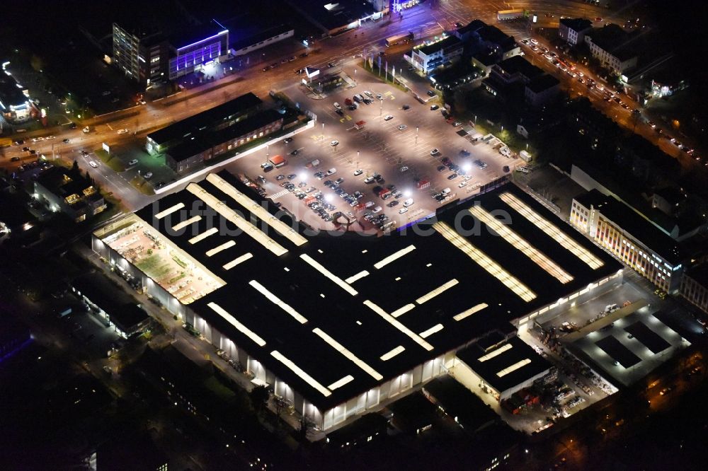 Lübeck bei Nacht aus der Vogelperspektive: Nachtluftbild vom Gebäude des Baumarktes Bauhaus Lübeck im Ortsteil Sankt Lorenz Nord in Lübeck im Bundesland Schleswig-Holstein