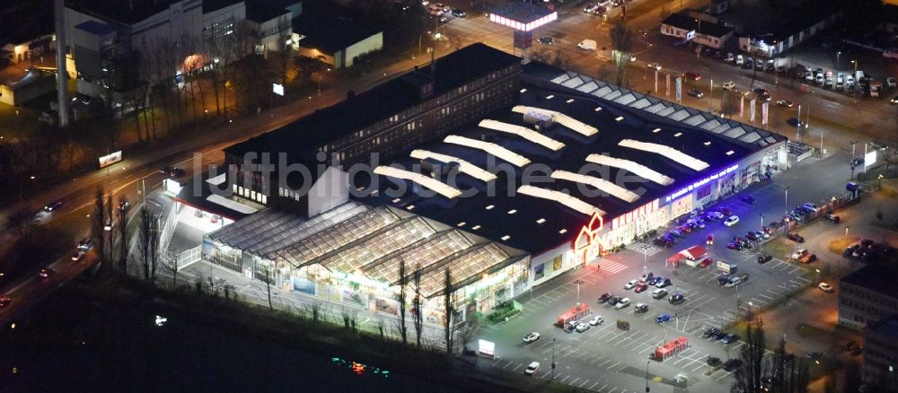 Nacht-Luftaufnahme Berlin - Nachtluftbild vom Gebäude des Baumarktes der Bauhaus AG im Ortsteil Niederschöneweide in Berlin