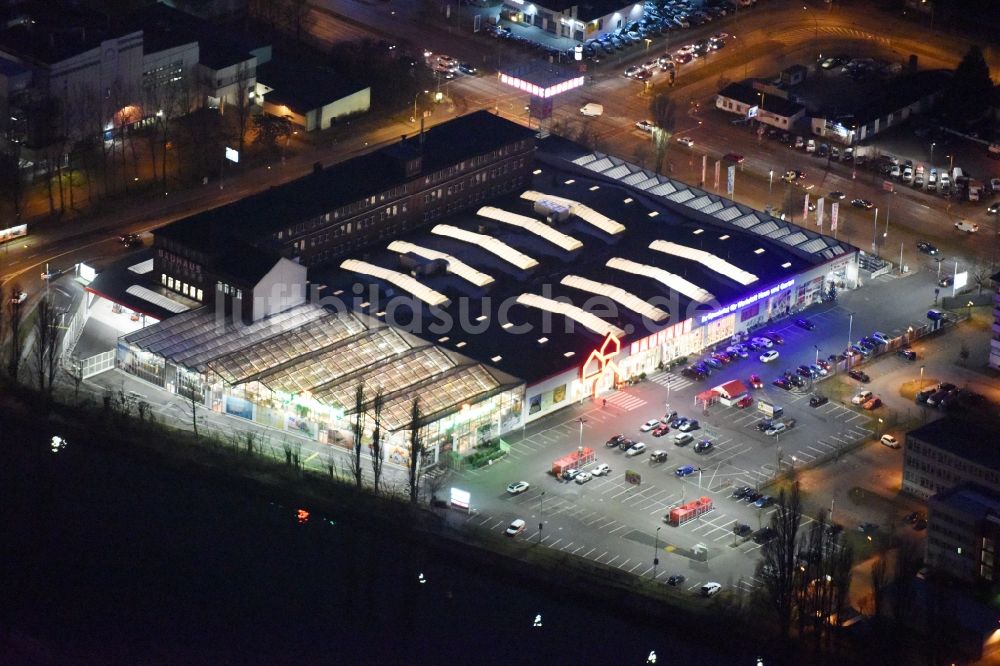 Nacht-Luftaufnahme Berlin - Nachtluftbild vom Gebäude des Baumarktes der Bauhaus AG im Ortsteil Niederschöneweide in Berlin