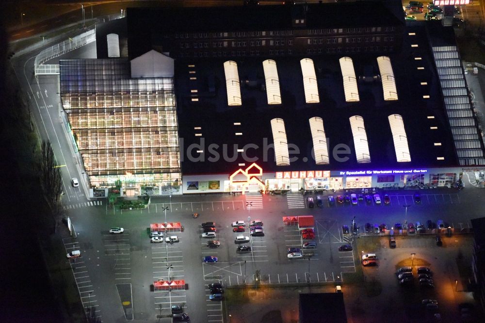 Berlin bei Nacht von oben - Nachtluftbild vom Gebäude des Baumarktes der Bauhaus AG im Ortsteil Niederschöneweide in Berlin