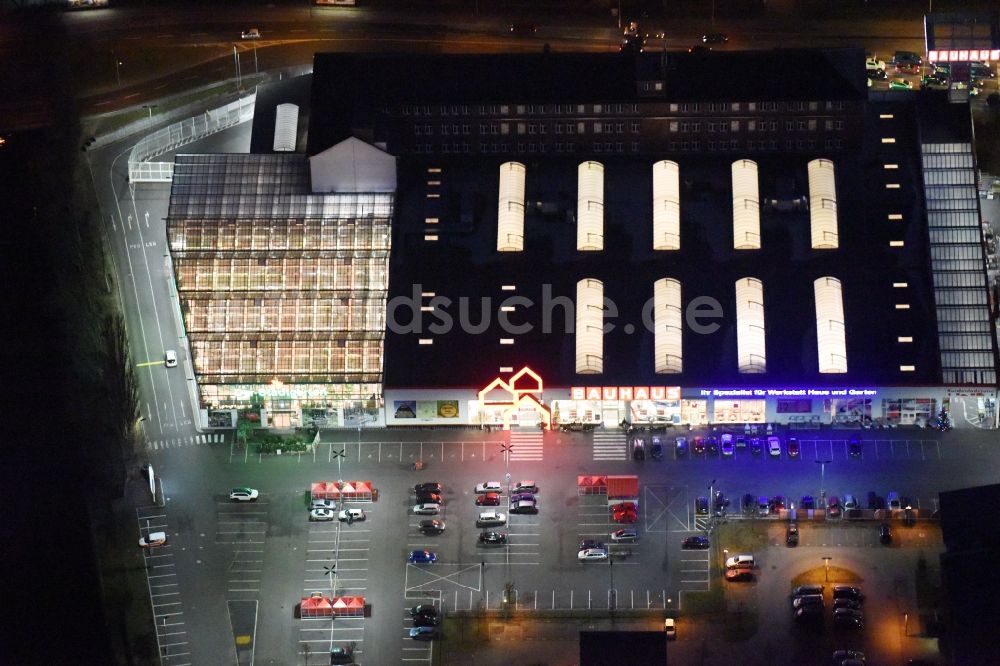 Berlin bei Nacht aus der Vogelperspektive: Nachtluftbild vom Gebäude des Baumarktes der Bauhaus AG im Ortsteil Niederschöneweide in Berlin