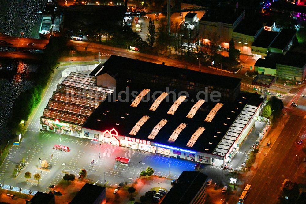 Nacht-Luftaufnahme Berlin - Nachtluftbild vom Gebäude des Baumarktes Bauhaus im Ortsteil Treptow in Berlin