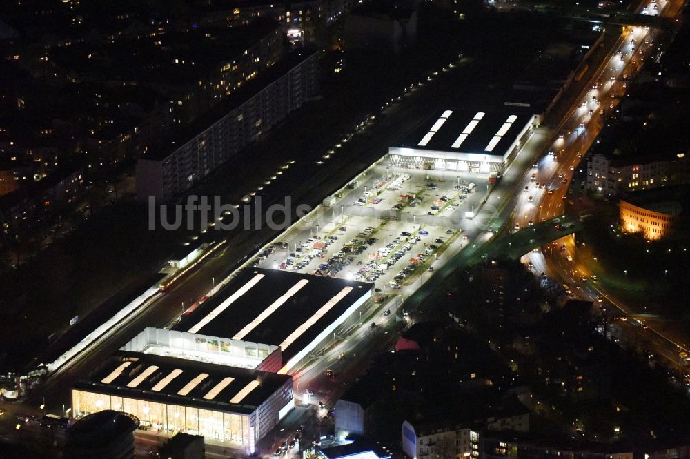 Nacht-Luftaufnahme Berlin - Nachtluftbild vom Gebäude des Baumarktes der Bauhaus AG im Ortsteil Wilmersdorf in Berlin