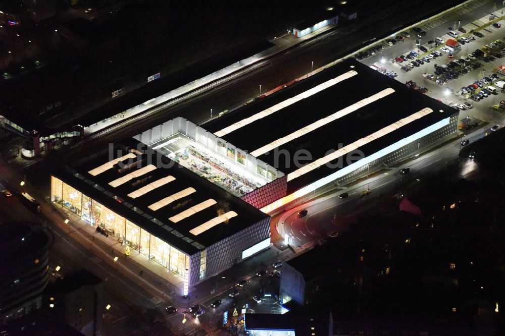 Berlin bei Nacht von oben - Nachtluftbild vom Gebäude des Baumarktes der Bauhaus AG im Ortsteil Wilmersdorf in Berlin