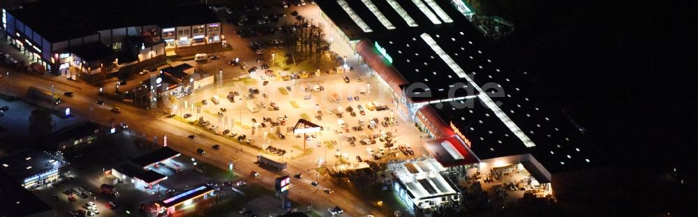 Lübeck bei Nacht aus der Vogelperspektive: Nachtluftbild vom Gebäude des Baumarktes Hagebaumarkt mit der eigenen Pflanzenwelt bei der Lohmühle in Lübeck im Bundesland Schleswig-Holstein