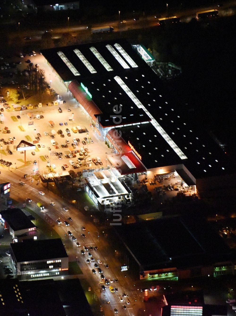 Nachtluftbild Lübeck - Nachtluftbild vom Gebäude des Baumarktes Hagebaumarkt mit der eigenen Pflanzenwelt bei der Lohmühle in Lübeck im Bundesland Schleswig-Holstein