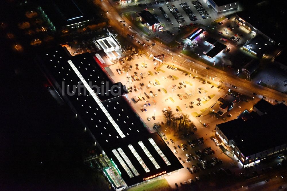 Lübeck bei Nacht von oben - Nachtluftbild vom Gebäude des Baumarktes Hagebaumarkt mit der eigenen Pflanzenwelt bei der Lohmühle in Lübeck im Bundesland Schleswig-Holstein