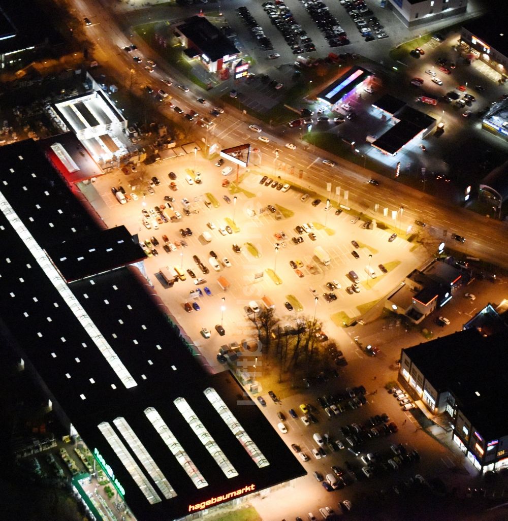 Lübeck bei Nacht aus der Vogelperspektive: Nachtluftbild vom Gebäude des Baumarktes Hagebaumarkt mit der eigenen Pflanzenwelt bei der Lohmühle in Lübeck im Bundesland Schleswig-Holstein