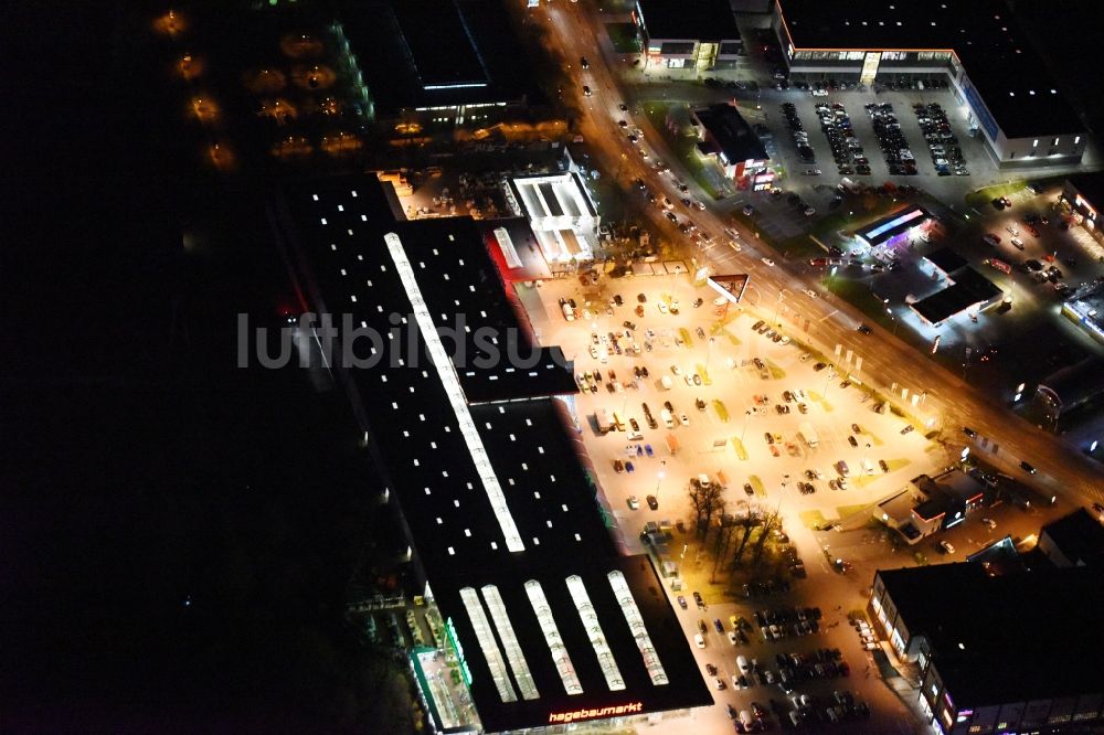 Nachtluftbild Lübeck - Nachtluftbild vom Gebäude des Baumarktes Hagebaumarkt mit der eigenen Pflanzenwelt bei der Lohmühle in Lübeck im Bundesland Schleswig-Holstein