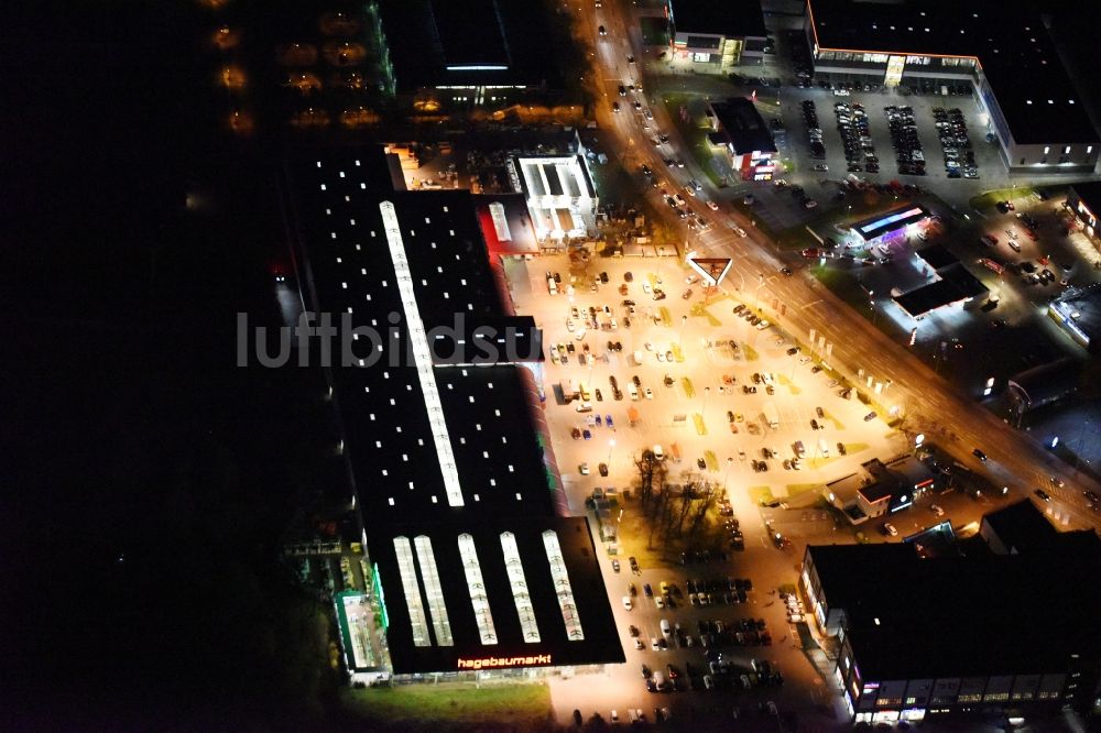 Lübeck bei Nacht von oben - Nachtluftbild vom Gebäude des Baumarktes Hagebaumarkt mit der eigenen Pflanzenwelt bei der Lohmühle in Lübeck im Bundesland Schleswig-Holstein