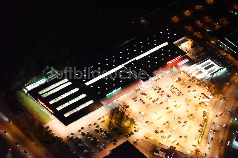 Lübeck bei Nacht aus der Vogelperspektive: Nachtluftbild vom Gebäude des Baumarktes Hagebaumarkt mit der eigenen Pflanzenwelt bei der Lohmühle in Lübeck im Bundesland Schleswig-Holstein