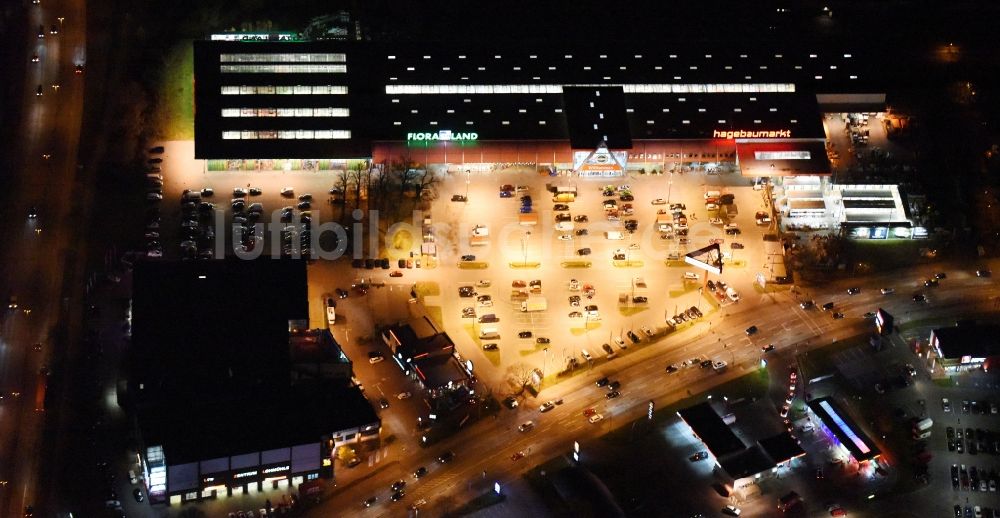 Nachtluftbild Lübeck - Nachtluftbild vom Gebäude des Baumarktes Hagebaumarkt mit der eigenen Pflanzenwelt bei der Lohmühle in Lübeck im Bundesland Schleswig-Holstein