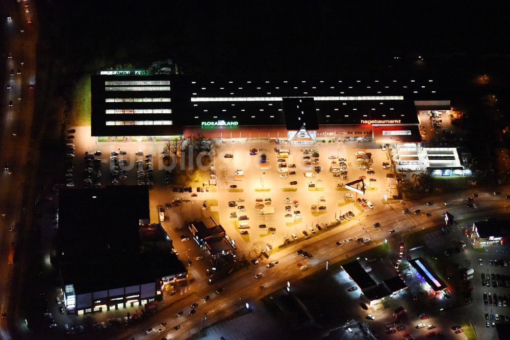 Nacht-Luftaufnahme Lübeck - Nachtluftbild vom Gebäude des Baumarktes Hagebaumarkt mit der eigenen Pflanzenwelt bei der Lohmühle in Lübeck im Bundesland Schleswig-Holstein