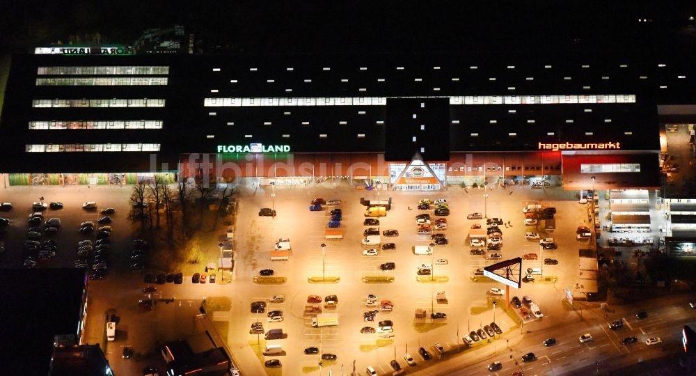 Lübeck bei Nacht von oben - Nachtluftbild vom Gebäude des Baumarktes Hagebaumarkt mit der eigenen Pflanzenwelt bei der Lohmühle in Lübeck im Bundesland Schleswig-Holstein