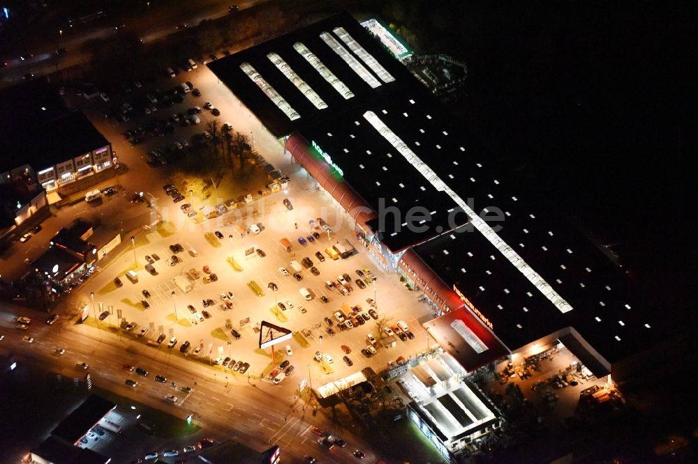 Lübeck bei Nacht aus der Vogelperspektive: Nachtluftbild vom Gebäude des Baumarktes Hagebaumarkt mit der eigenen Pflanzenwelt bei der Lohmühle in Lübeck im Bundesland Schleswig-Holstein