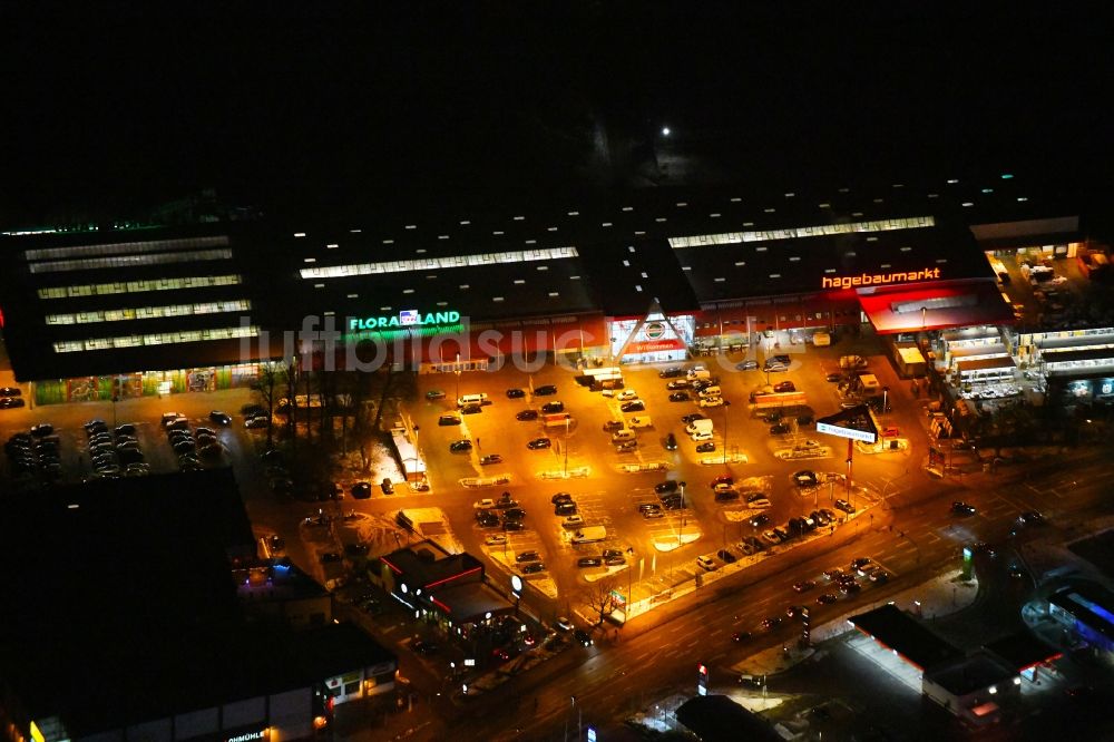 Lübeck bei Nacht von oben - Nachtluftbild vom Gebäude des Baumarktes Hagebaumarkt Pflanzenwelt bei der Lohmühle in Lübeck im Bundesland Schleswig-Holstein