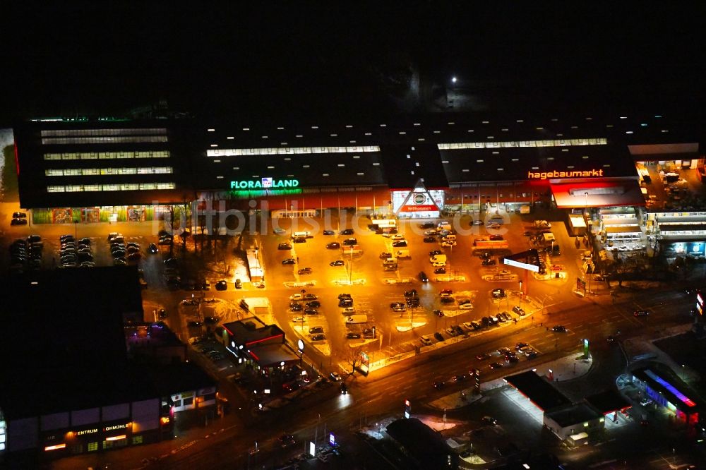 Lübeck bei Nacht aus der Vogelperspektive: Nachtluftbild vom Gebäude des Baumarktes Hagebaumarkt Pflanzenwelt bei der Lohmühle in Lübeck im Bundesland Schleswig-Holstein