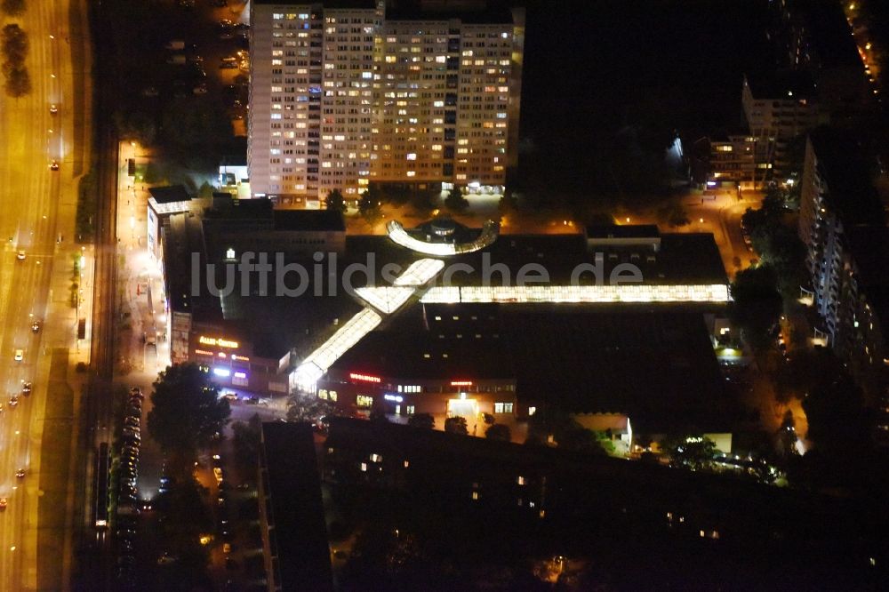 Berlin bei Nacht von oben - Nachtluftbild vom Gebäude des Einkaufszentrum Allee-Center in Berlin