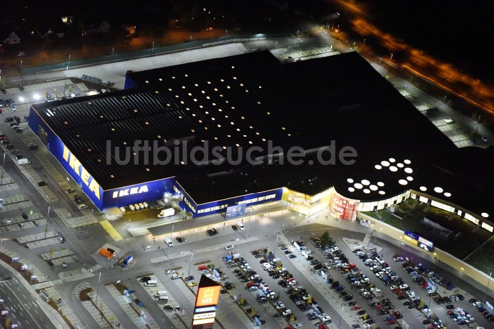 Nachtluftbild Lübeck - Nachtluftbild vom Gebäude des Einkaufszentrum LUV SHOPPING in Dänischburg, Lübeck im Bundesland Schleswig-Holstein