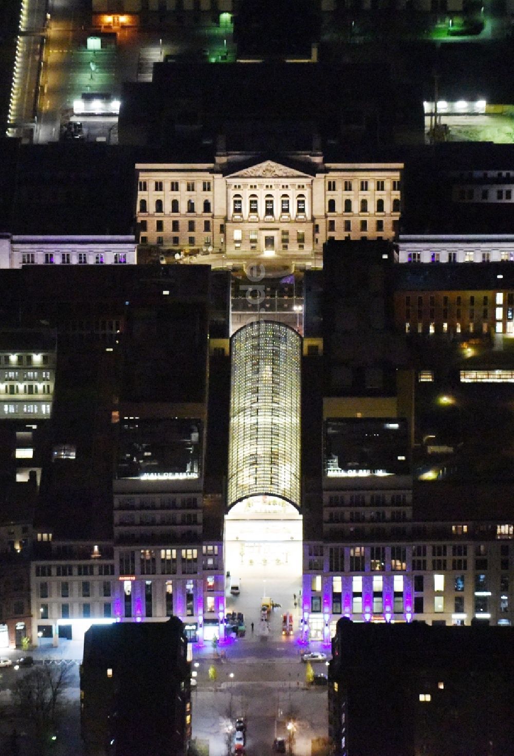 Berlin bei Nacht von oben - Nachtluftbild vom Gebäude des Einkaufszentrum LP12 Mall of Berlin in Berlin