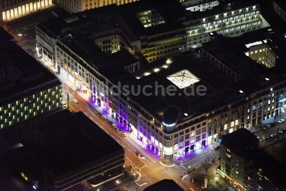 Berlin bei Nacht von oben - Nachtluftbild vom Gebäude des Einkaufszentrum LP12 Mall of Berlin in Berlin