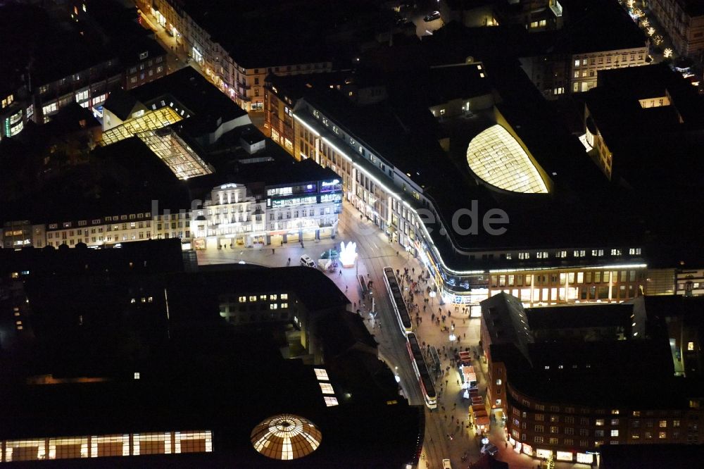 Nacht-Luftaufnahme Schwerin - Nachtluftbild vom Gebäude des Einkaufszentrum Marienplatz Galerie Helenenstraße - Lübecker Straße in Schwerin im Bundesland Mecklenburg-Vorpommern