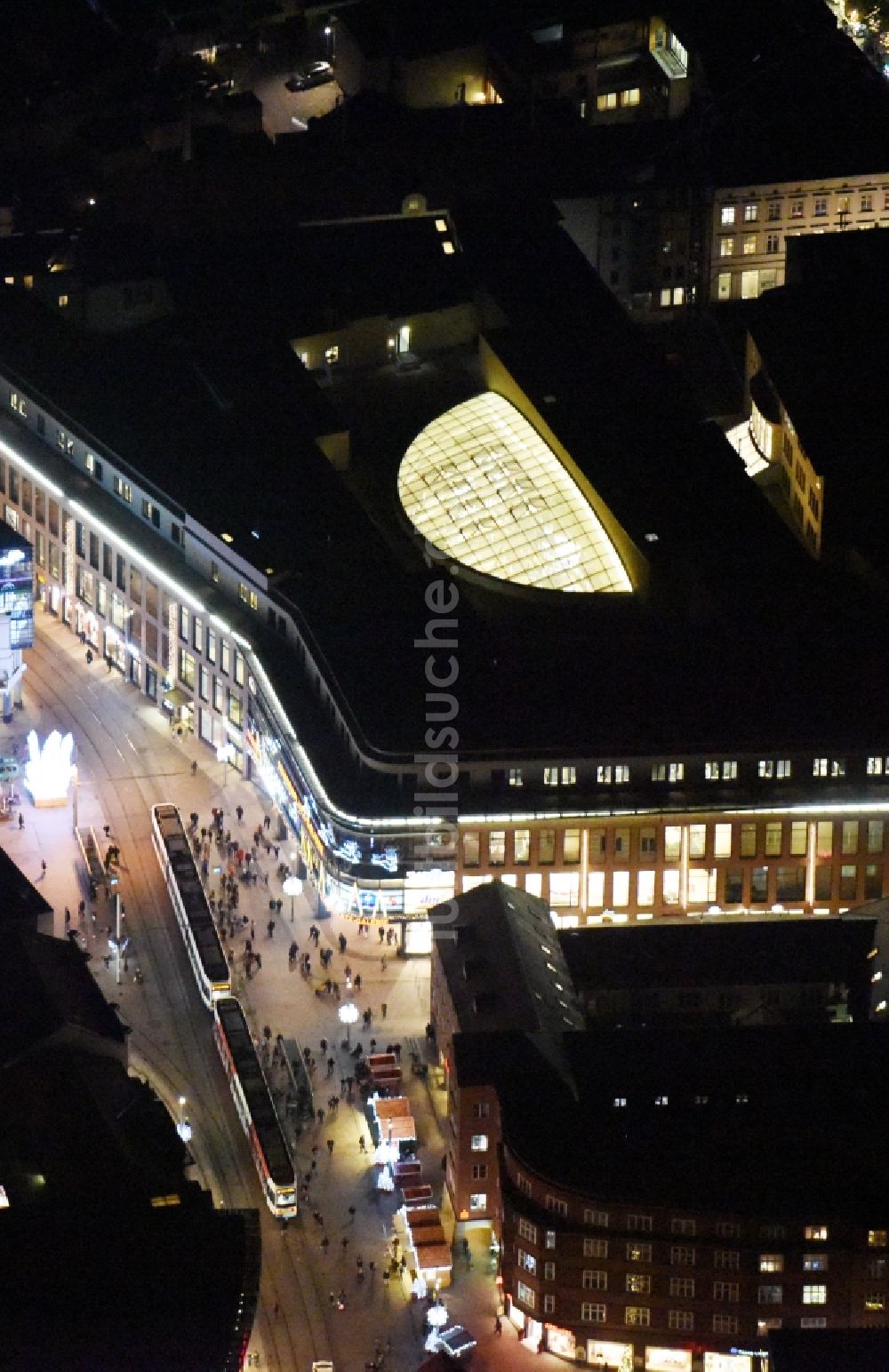 Schwerin bei Nacht von oben - Nachtluftbild vom Gebäude des Einkaufszentrum Marienplatz Galerie Helenenstraße - Lübecker Straße in Schwerin im Bundesland Mecklenburg-Vorpommern