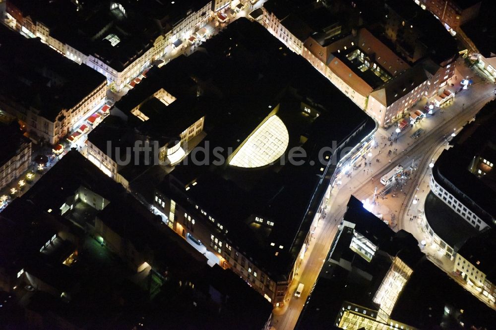 Schwerin bei Nacht von oben - Nachtluftbild vom Gebäude des Einkaufszentrum Marienplatz-Galerie in Schwerin im Bundesland Mecklenburg-Vorpommern